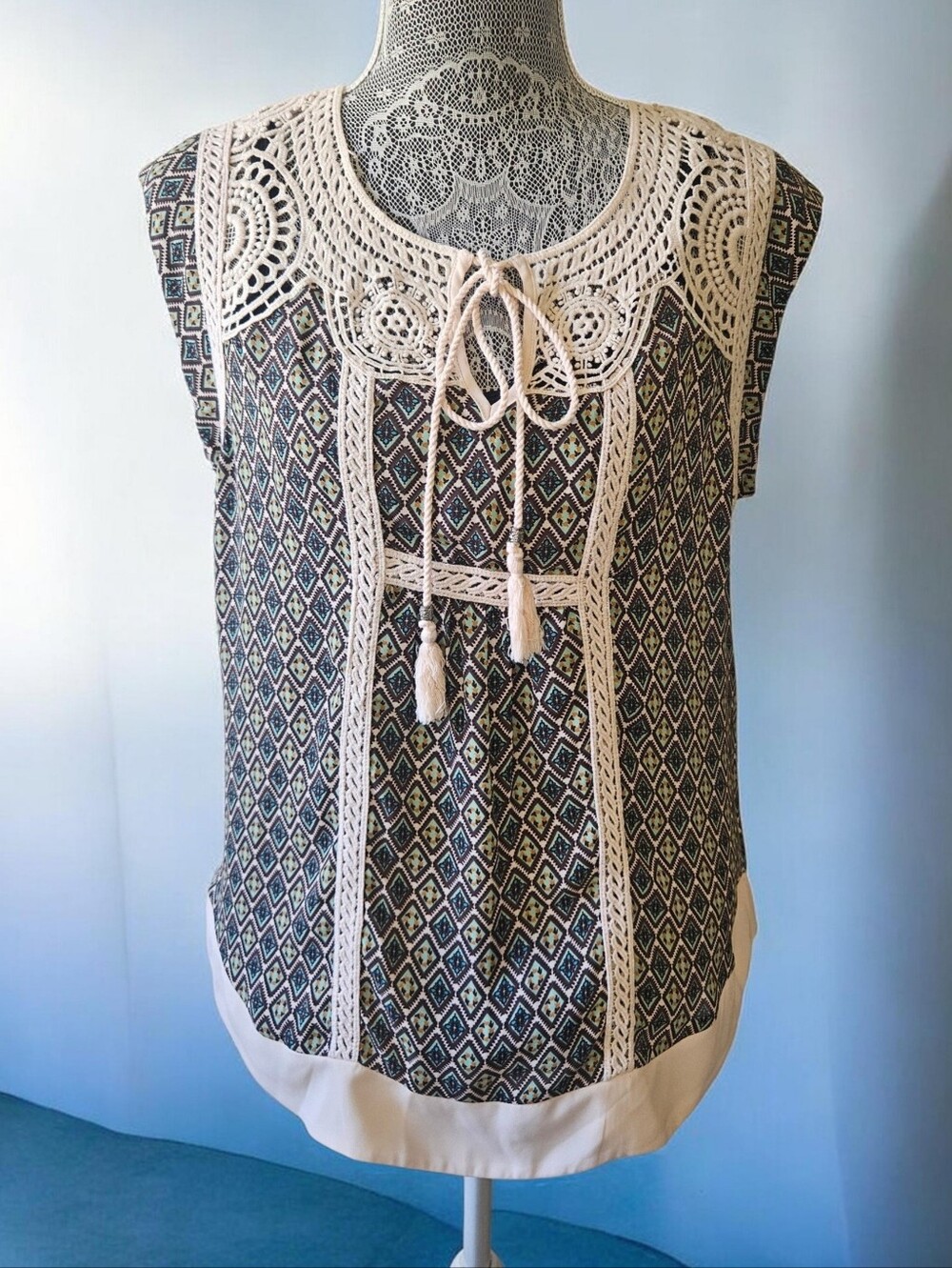 Daniel Rainn Sleeveless Top with Crochet Detailing sz Medium